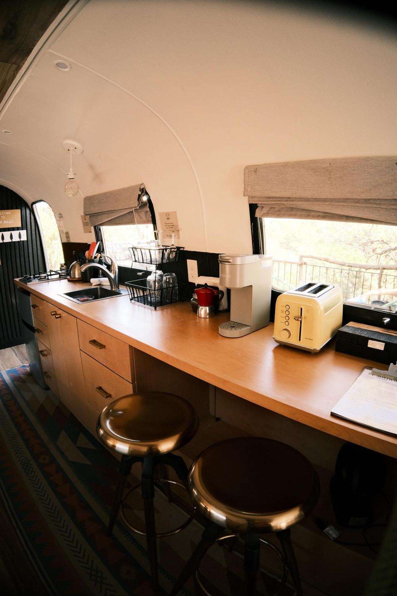 Silver Bullet Airstream, El Mistico Glamping Ranch Nogal Экстерьер фото
